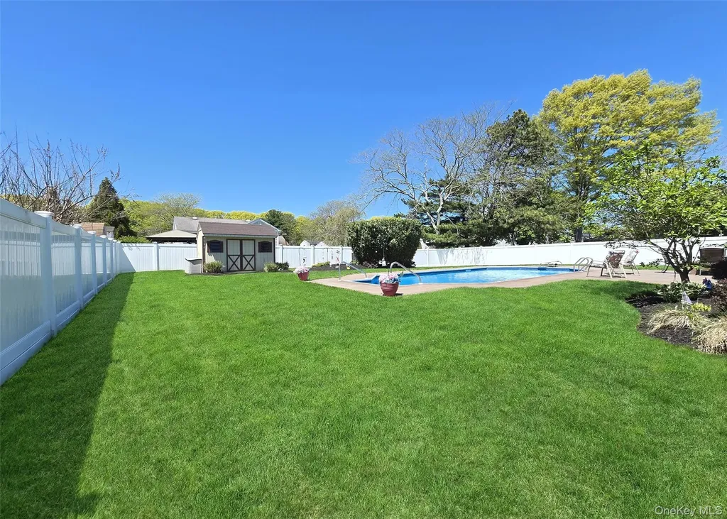 150 Glenmere Way Holbrook NY 11741