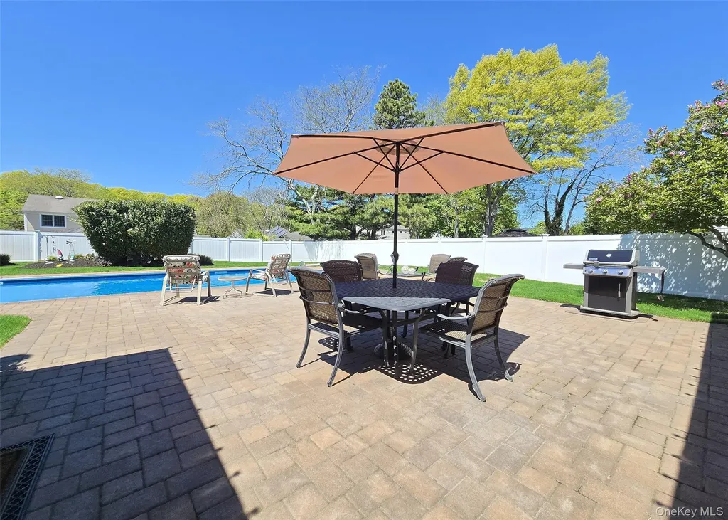 150 Glenmere Way Holbrook NY 11741