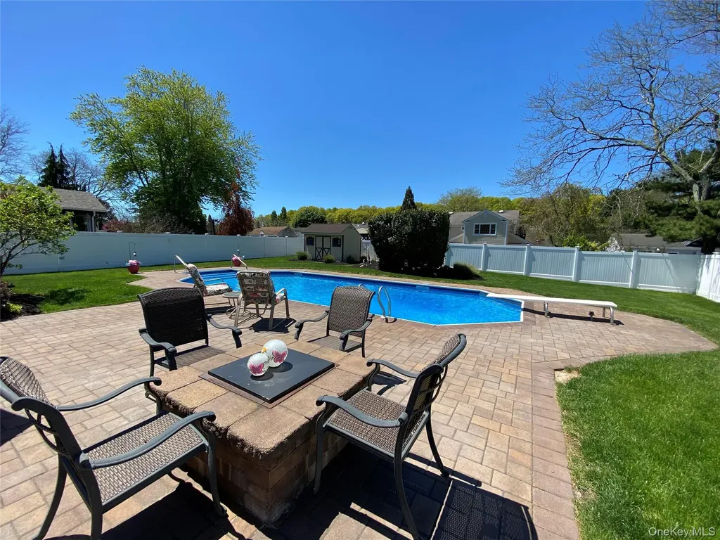 150 Glenmere Way Holbrook NY 11741
