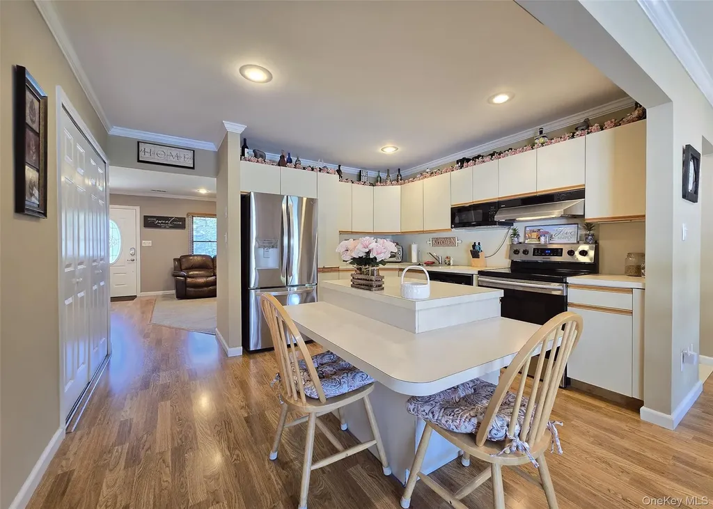 150 Glenmere Way Holbrook NY 11741
