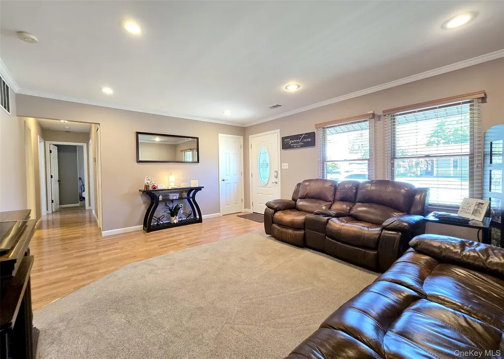 150 Glenmere Way Holbrook NY 11741