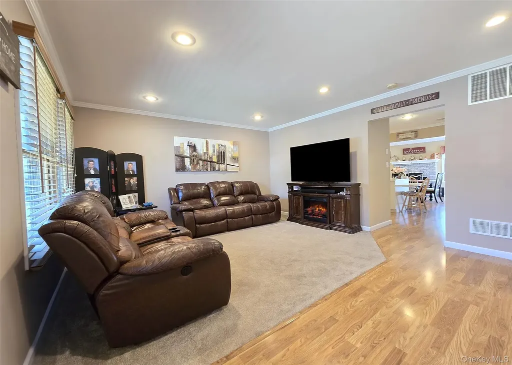 150 Glenmere Way Holbrook NY 11741
