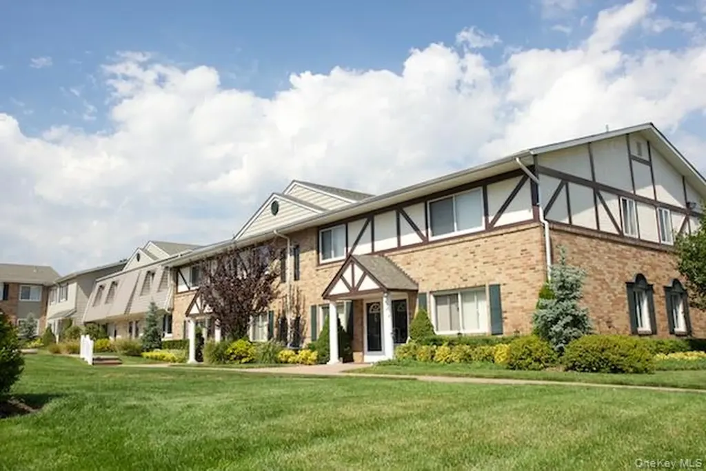 138 Starlight Walk Holbrook NY 11741