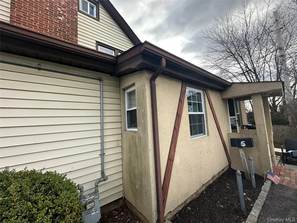 6 Florence Avenue Syosset NY 11791