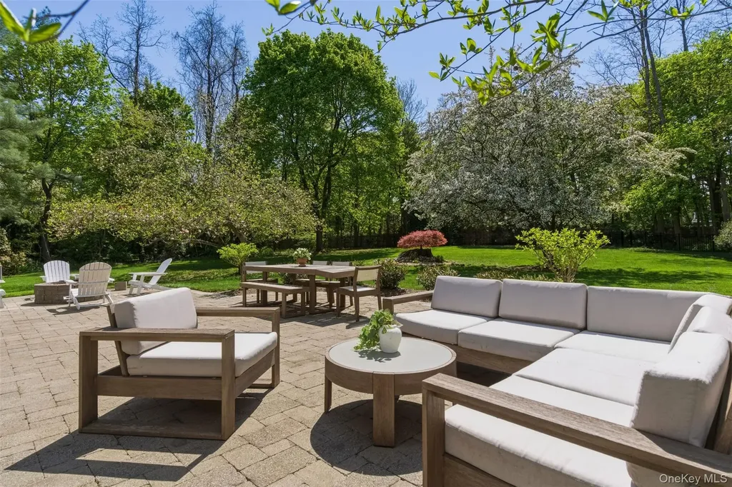 25 Makanna Drive Huntington NY 11743