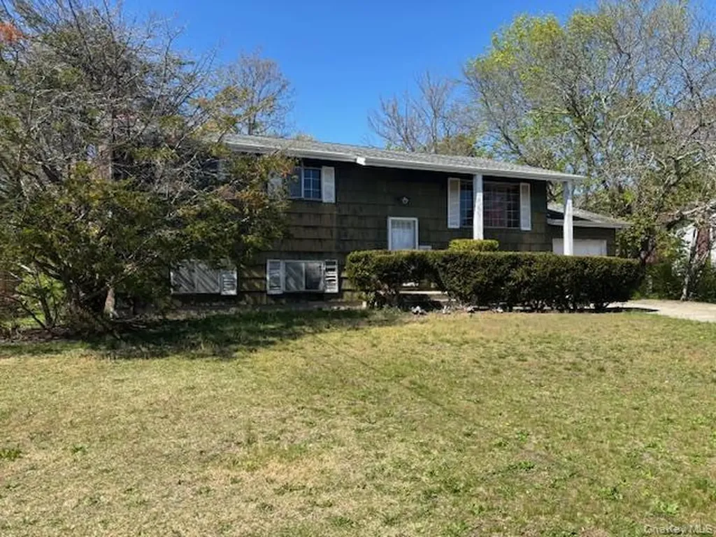 199 Ridge Road Wheatley Heights NY 11798