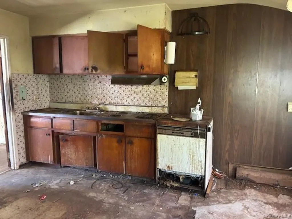 199 Ridge Road Wheatley Heights NY 11798