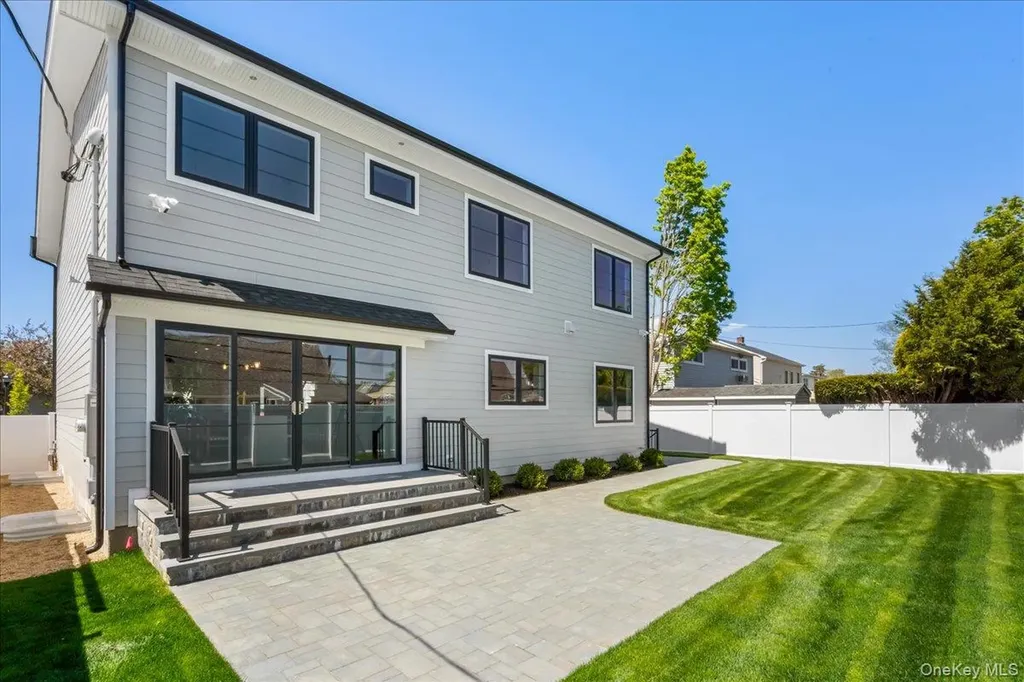 89 Choir Lane Westbury NY 11590