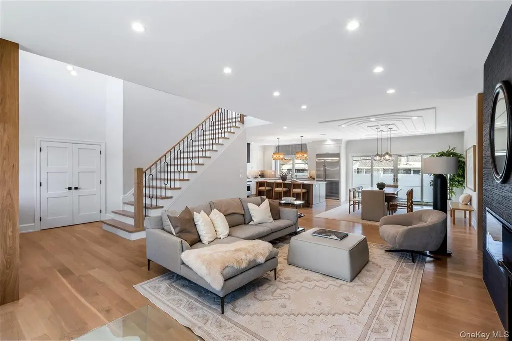 89 Choir Lane Westbury NY 11590