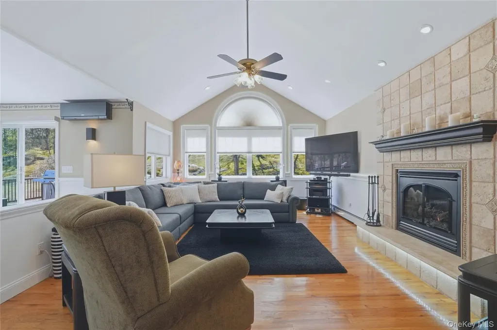 21 Nicole Way Mahopac NY 10541