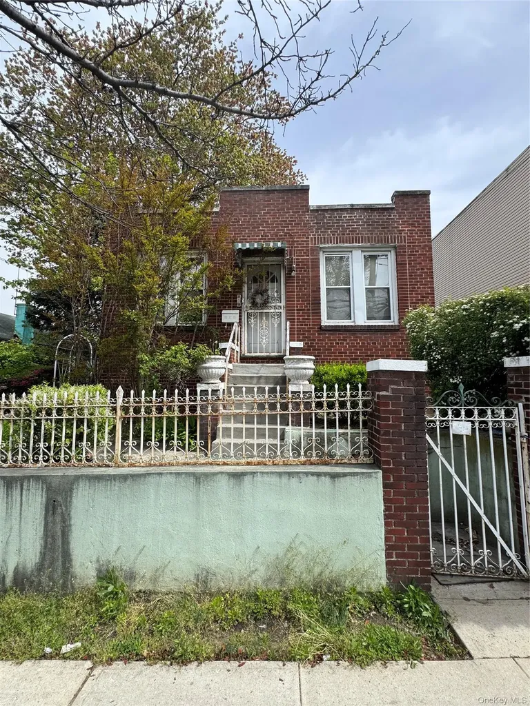 819 E 221st Street Bronx NY 10467