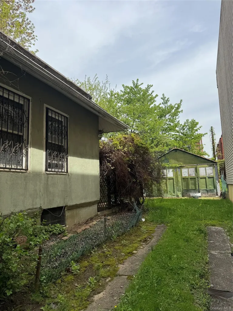 819 E 221st Street Bronx NY 10467