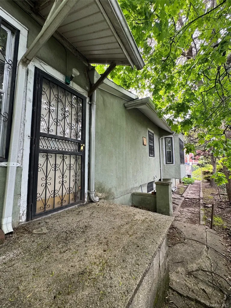 819 E 221st Street Bronx NY 10467