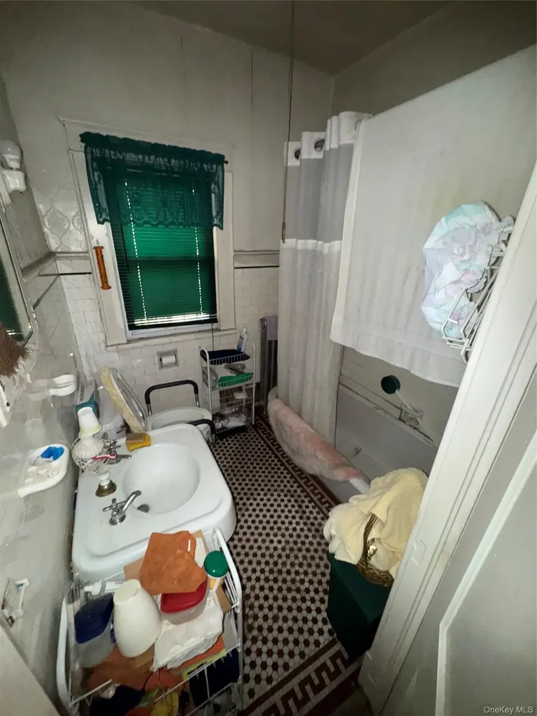 819 E 221st Street Bronx NY 10467