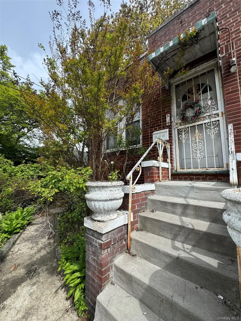 819 E 221st Street Bronx NY 10467
