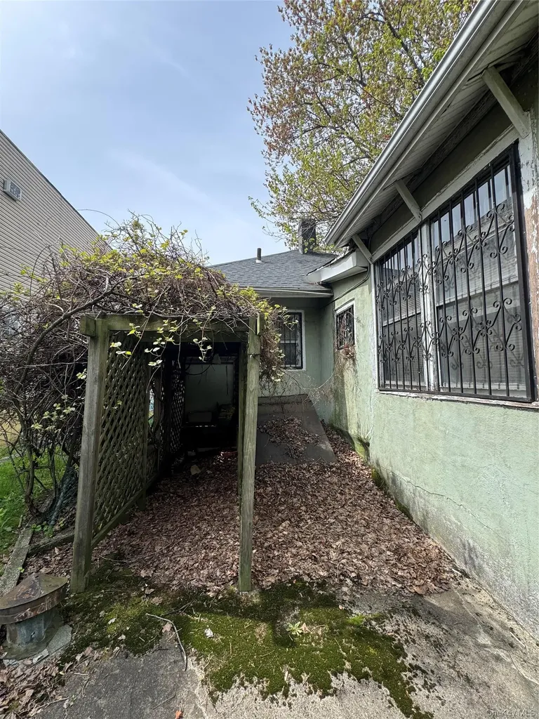 819 E 221st Street Bronx NY 10467