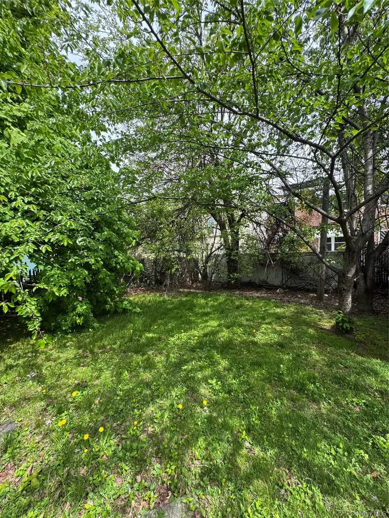 819 E 221st Street Bronx NY 10467