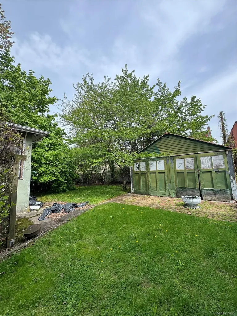 819 E 221st Street Bronx NY 10467