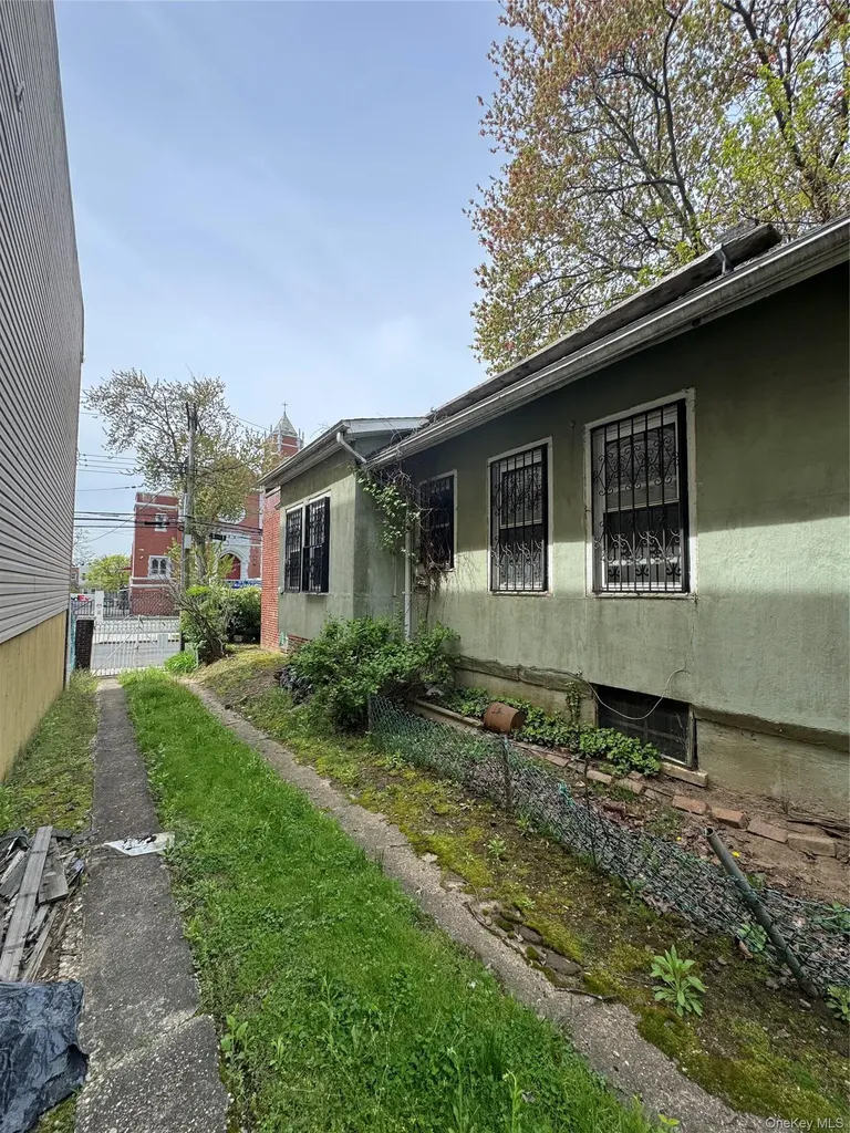 819 E 221st Street Bronx NY 10467