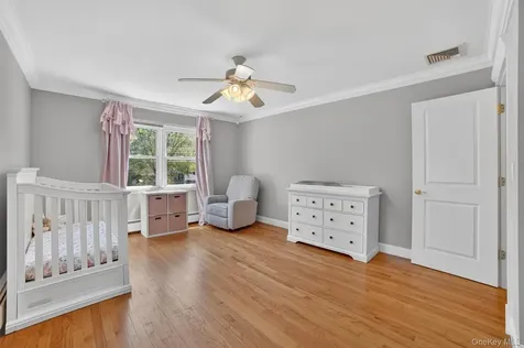 8 Aspen Way Thornwood NY 10594