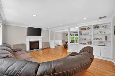 8 Aspen Way Thornwood NY 10594