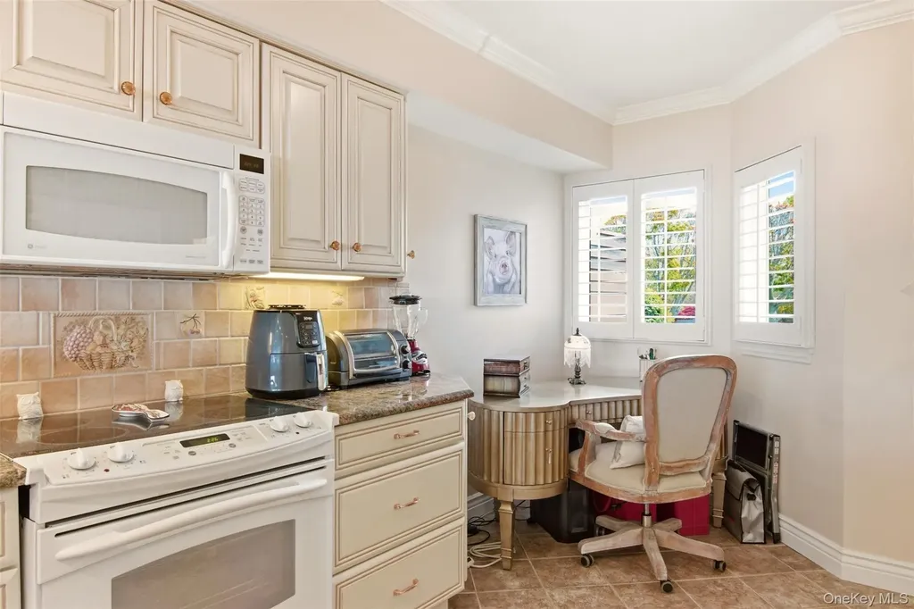 605 Fox Hill Drive Baiting Hollow NY 11933
