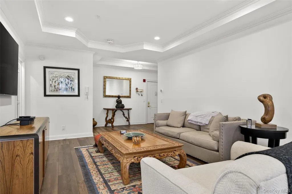 401 Pacing Way Westbury NY 11590