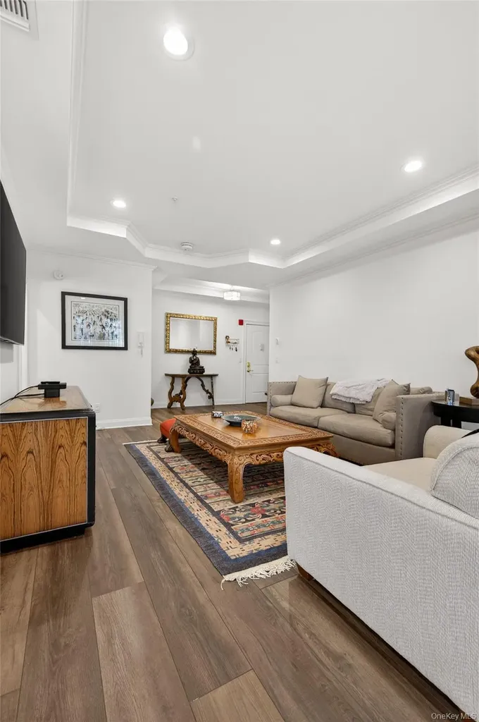 401 Pacing Way Westbury NY 11590