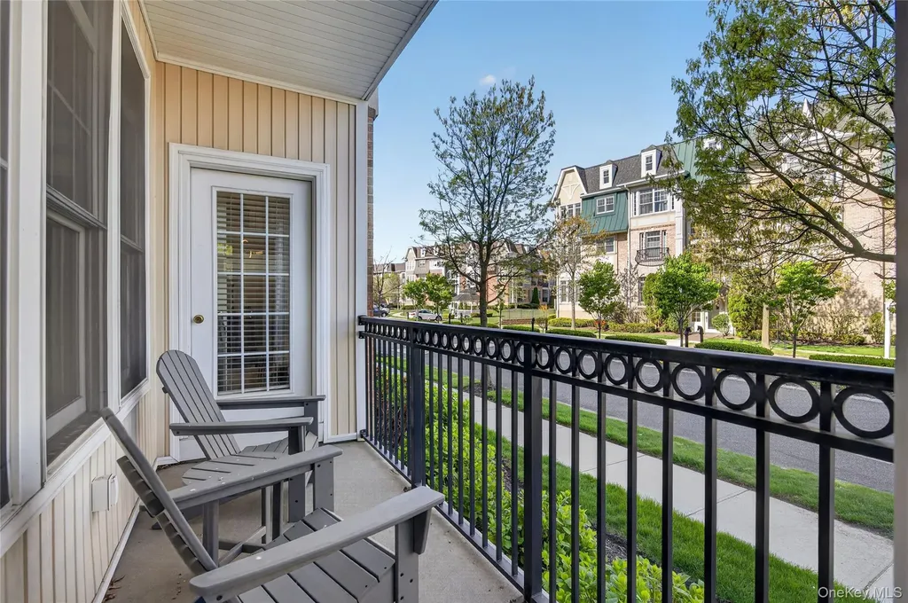 401 Pacing Way Westbury NY 11590