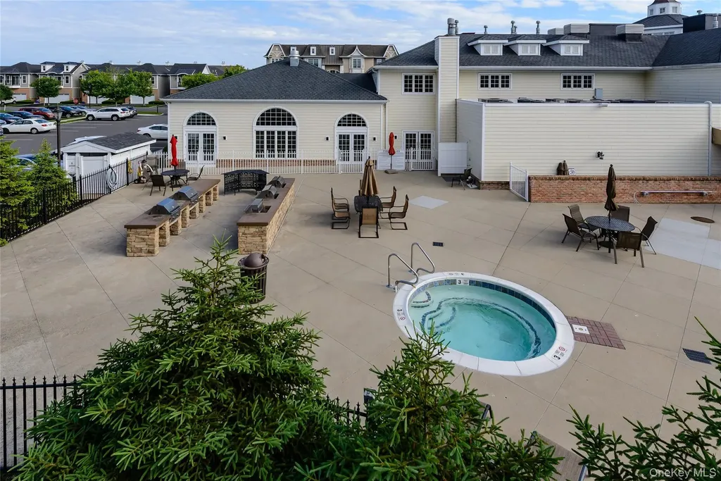 401 Pacing Way Westbury NY 11590