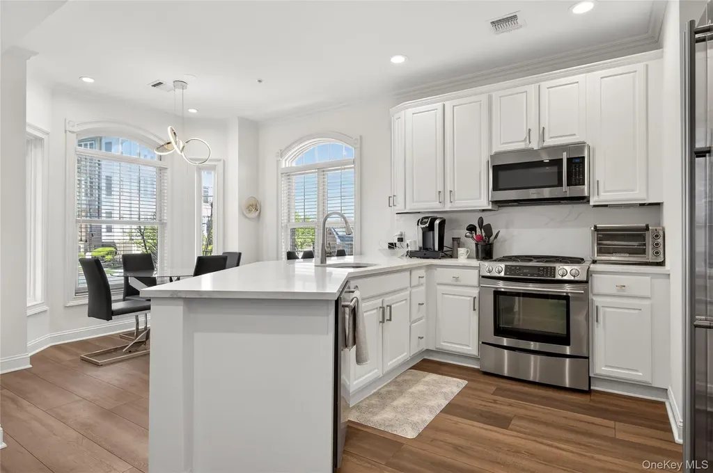 401 Pacing Way Westbury NY 11590