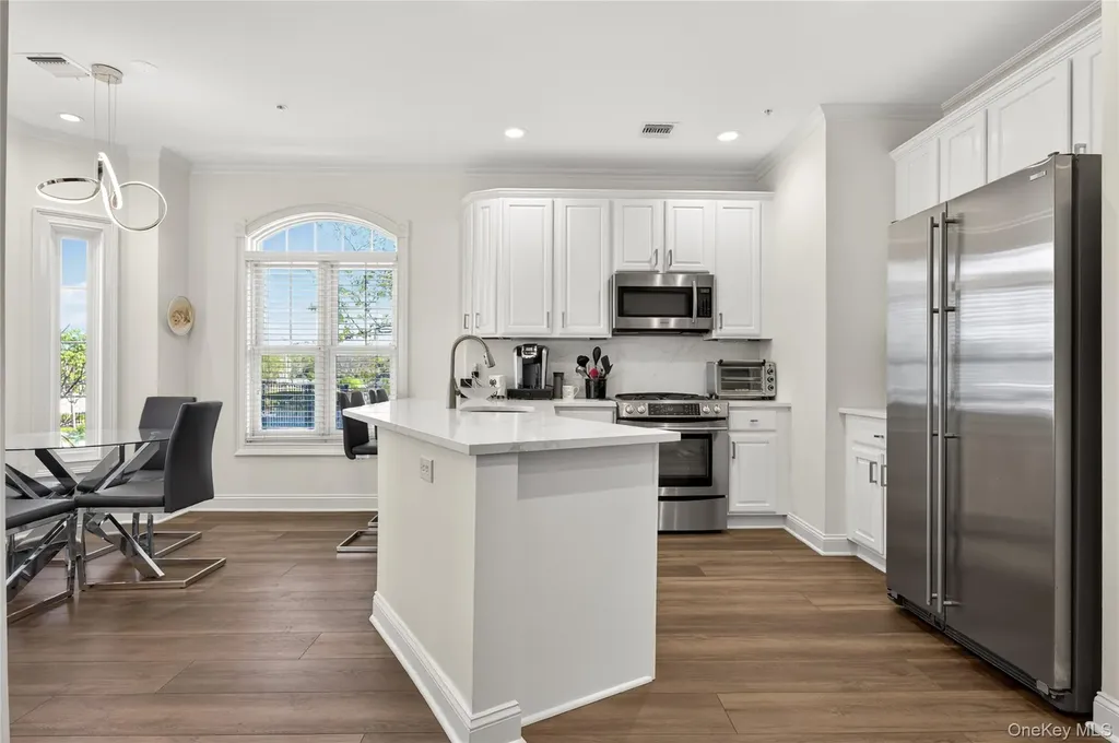 401 Pacing Way Westbury NY 11590