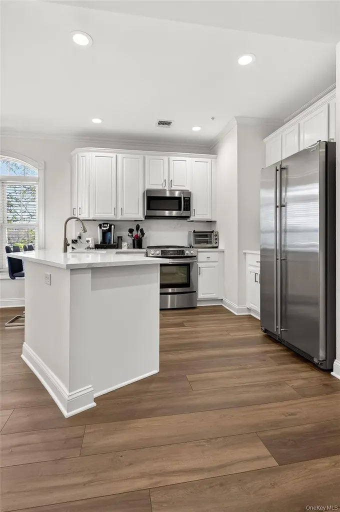401 Pacing Way Westbury NY 11590