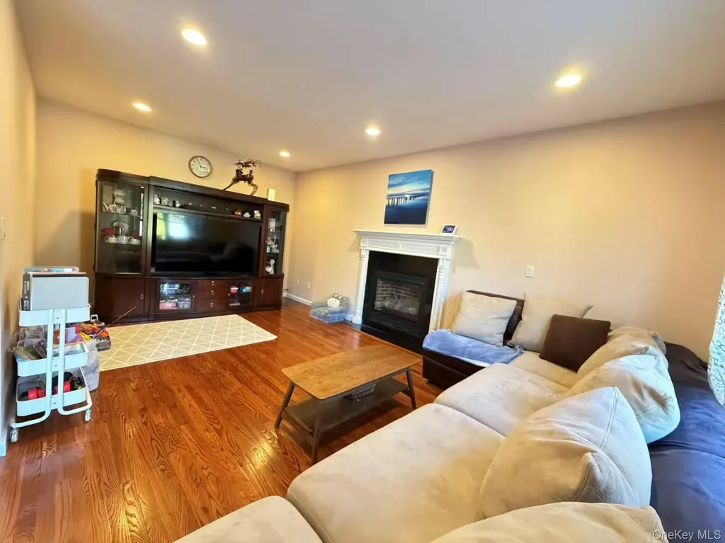 122 Walker Road Mineola NY 11501