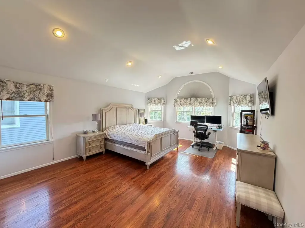 122 Walker Road Mineola NY 11501