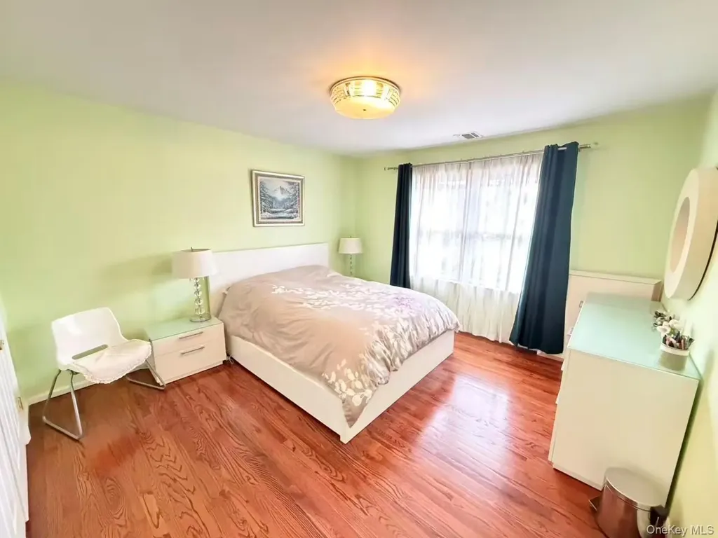 122 Walker Road Mineola NY 11501