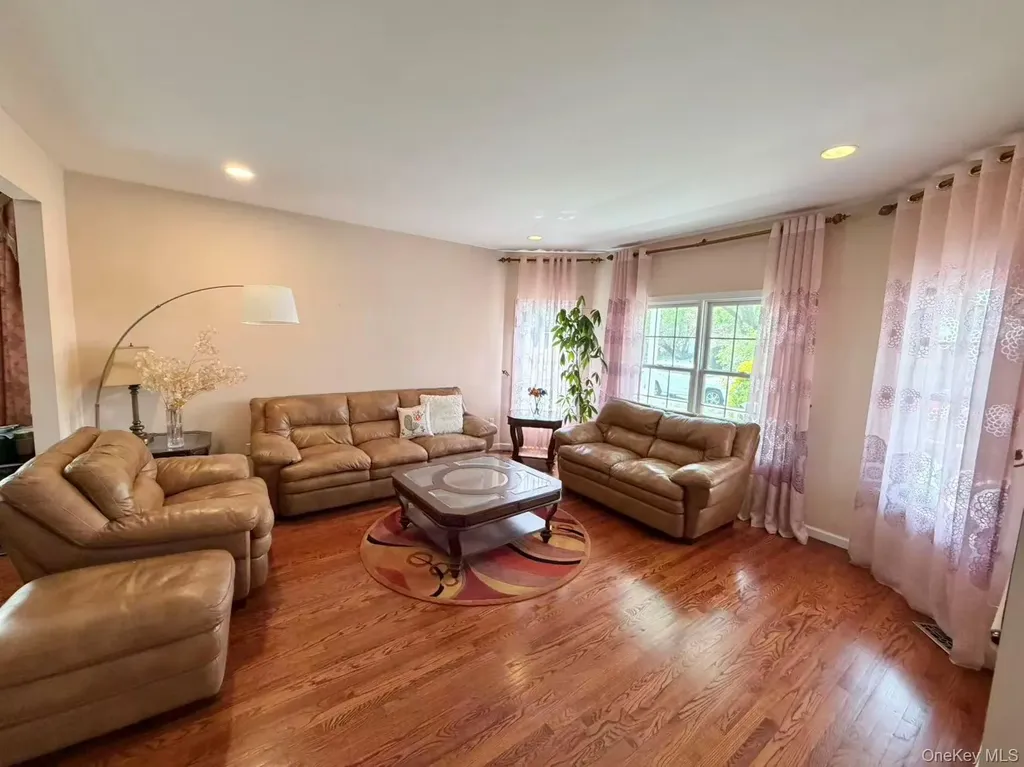 122 Walker Road Mineola NY 11501