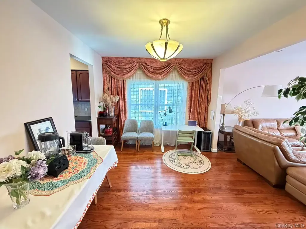 122 Walker Road Mineola NY 11501