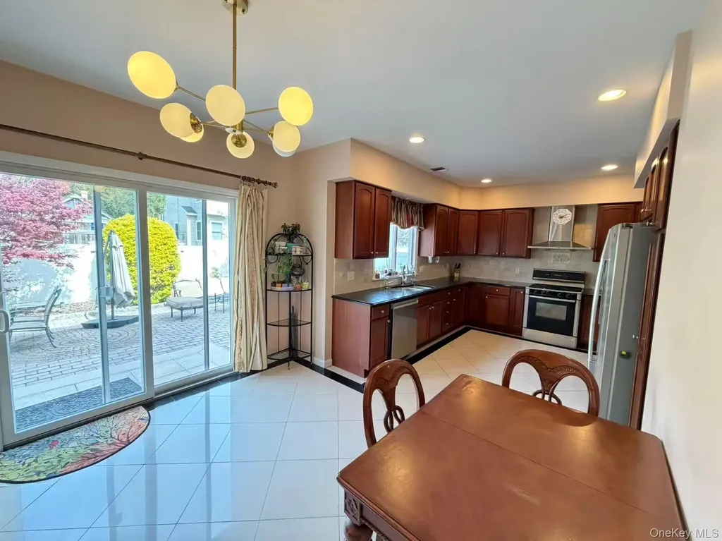 122 Walker Road Mineola NY 11501