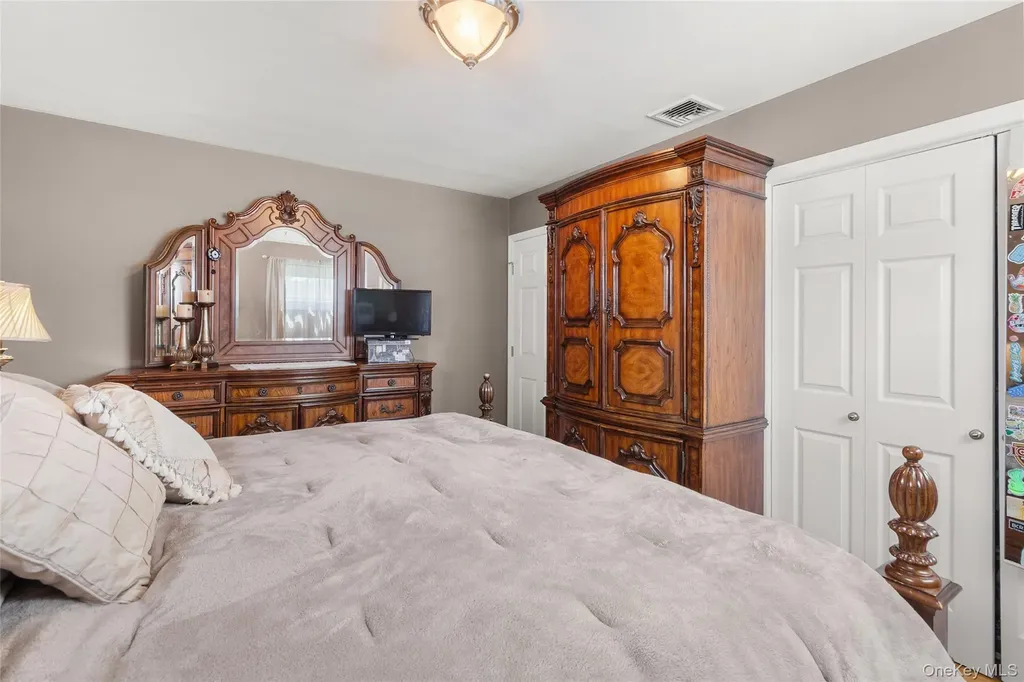 234 E 3rd Street Deer Park NY 11729