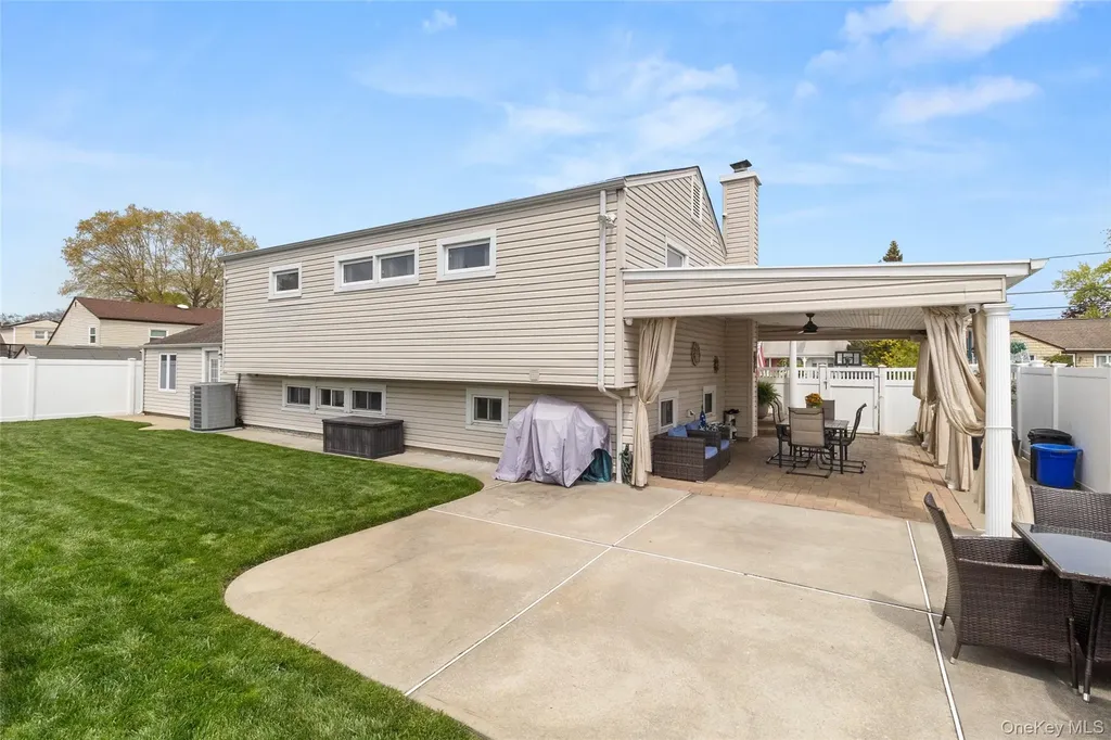 234 E 3rd Street Deer Park NY 11729