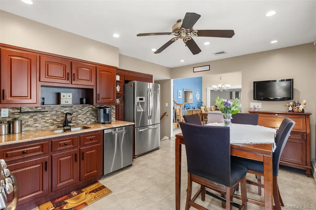 234 E 3rd Street Deer Park NY 11729