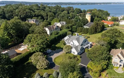 1 Pembroke Drive Glen Cove NY 11542