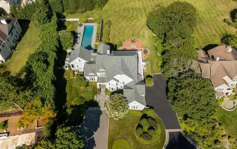 1 Pembroke Drive Glen Cove NY 11542