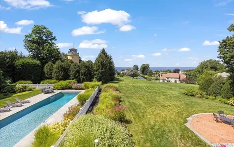1 Pembroke Drive Glen Cove NY 11542