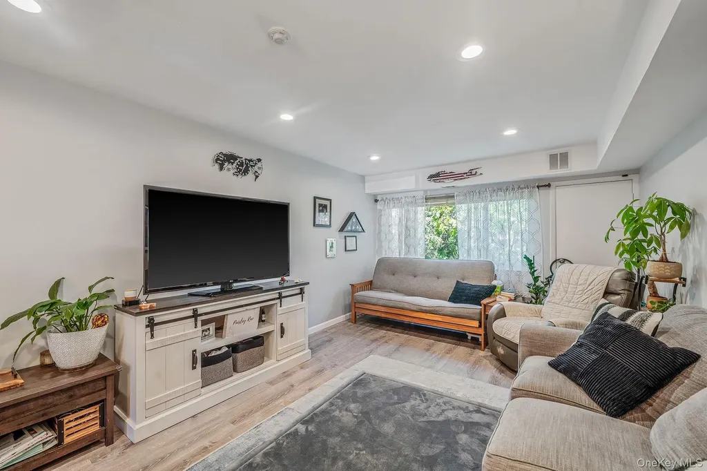 197 N Pointe Circle Coram NY 11727