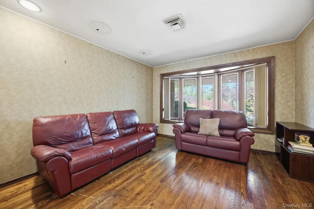 27 Whittier Drive Searingtown NY 11507