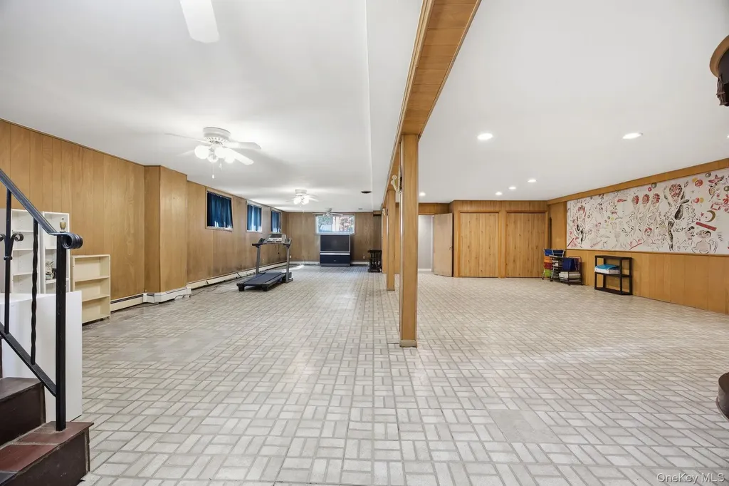 27 Whittier Drive Searingtown NY 11507
