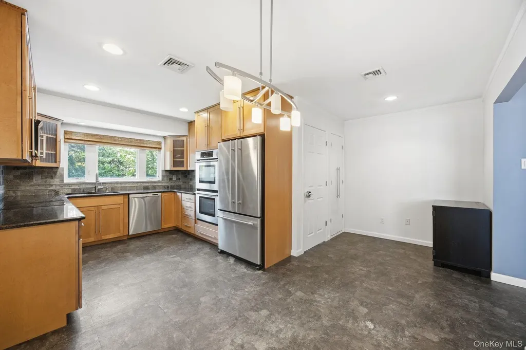27 Whittier Drive Searingtown NY 11507