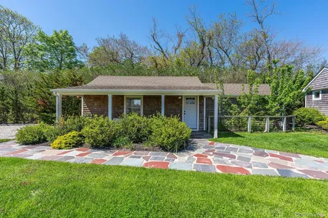21515 Soundview Avenue Southold NY 11971
